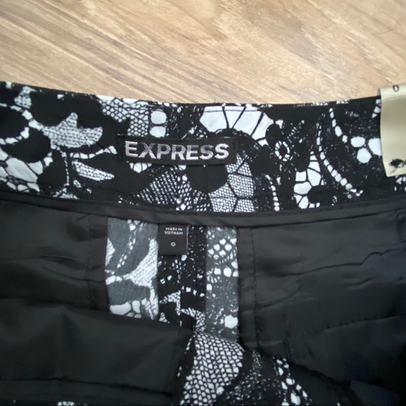Express Shorts - Picture 3 of 4